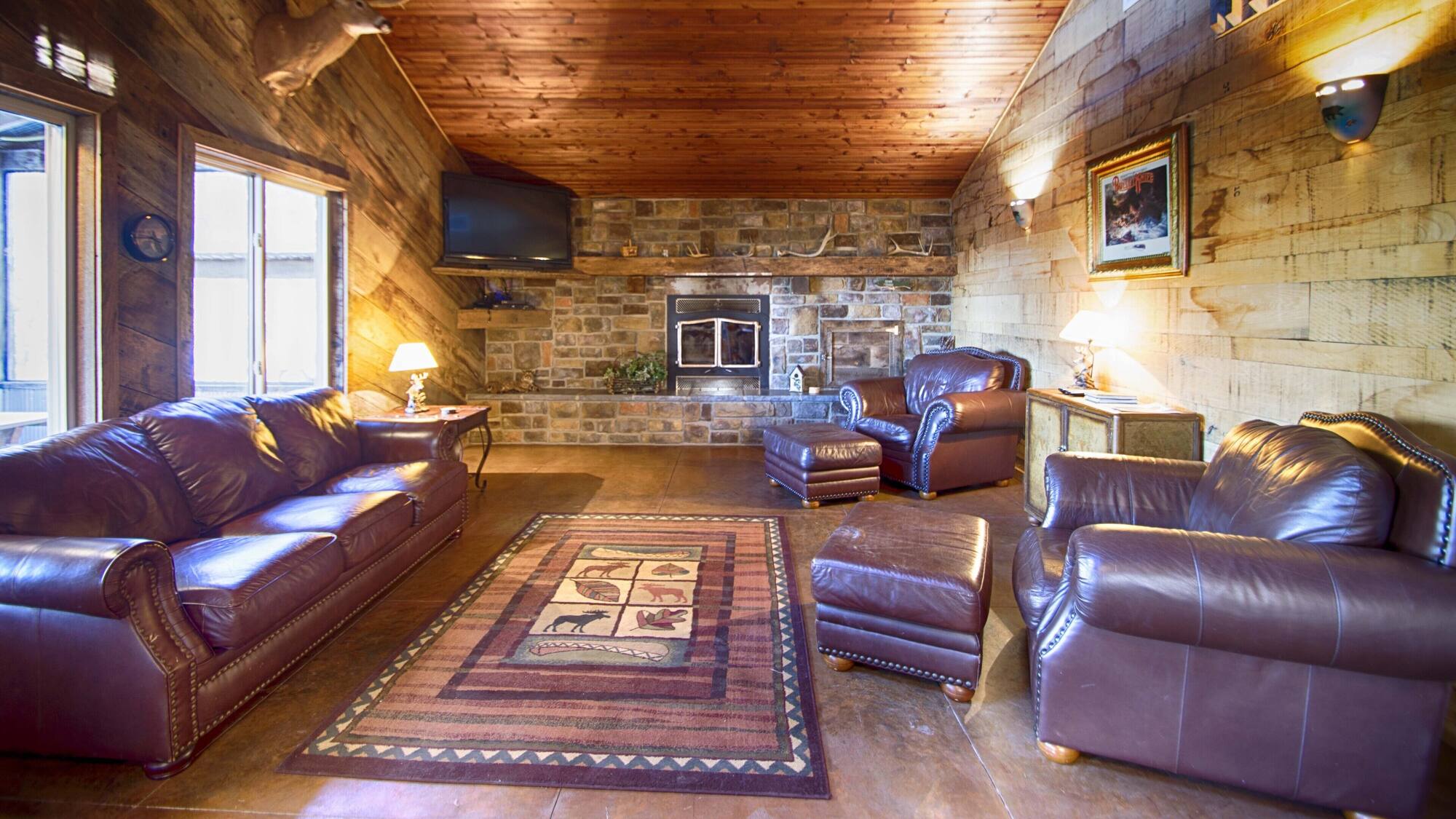 Living Area with Wood Fireplace


Photo Credit: http://jenniferlinders.com/